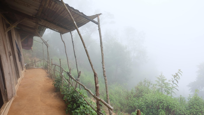 Hành lang của lớp, trước cửa là con dốc thăm thẳm. Trong sương mù không ai biết nó sâu bao nhiêu. Hành lang của lớp, trước cửa là con dốc thăm thẳm. Trong sương mù không ai biết nó sâu bao nhiêu.
