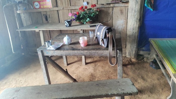 Sau giờ học, thầy Phong tiếp khách trong gian phòng tuềnh toàng. Sau giờ học, thầy Phong tiếp khách trong gian phòng tuềnh toàng.