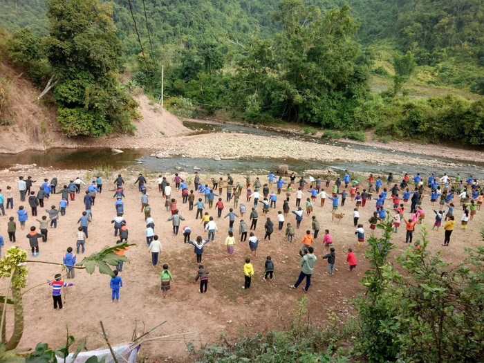 Bờ suối nơi các em khai giảng nay vẫn là ...sân trường của các em.
