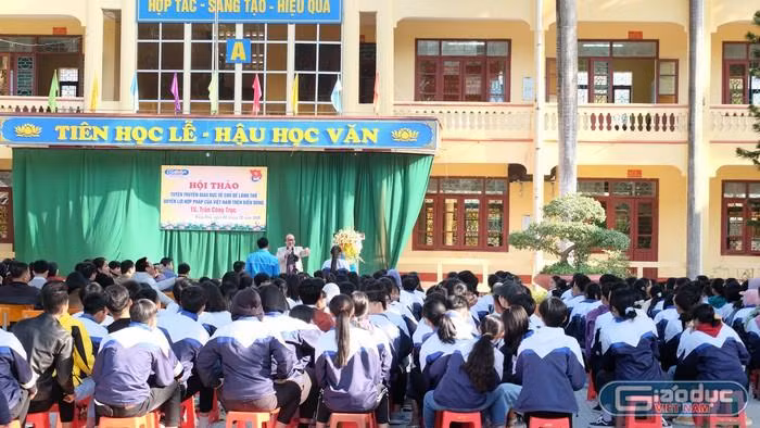 Mỗi buổi hội thảo là một buổi học ngoại khóa bổ ích đối với học sinh, thầy cô giáo các trường. Ảnh: LC Mỗi buổi hội thảo là một buổi học ngoại khóa bổ ích đối với học sinh, thầy cô giáo các trường. Ảnh: LC