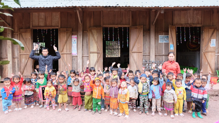 Hai vợ chồng thầy Thích và cô Mừng cùng các "con" của mình. Hai vợ chồng thầy Thích và cô Mừng cùng các "con" của mình.