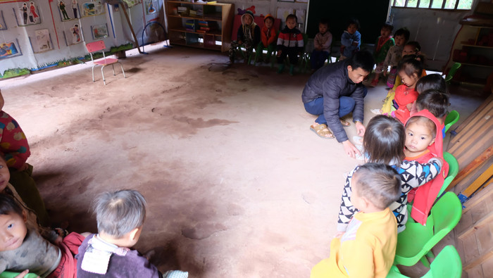 Thầy Thích sửa từng đôi dép cho các con. Ảnh: LC Thầy Thích sửa từng đôi dép cho các con. Ảnh: LC