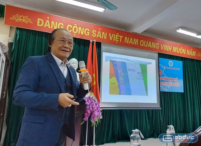 Tiến sĩ Trần Công Trục đưa ra những khái niệm pháp lý chuyên ngành giúp các sinh viên Đại học Hải Phòng hiểu đúng các vấn đề liên quan đến chủ quyền lãnh thổ, biên giới quốc gia, các quyền tài phán của quốc gia ven biển. (Ảnh: Lã Tiến)