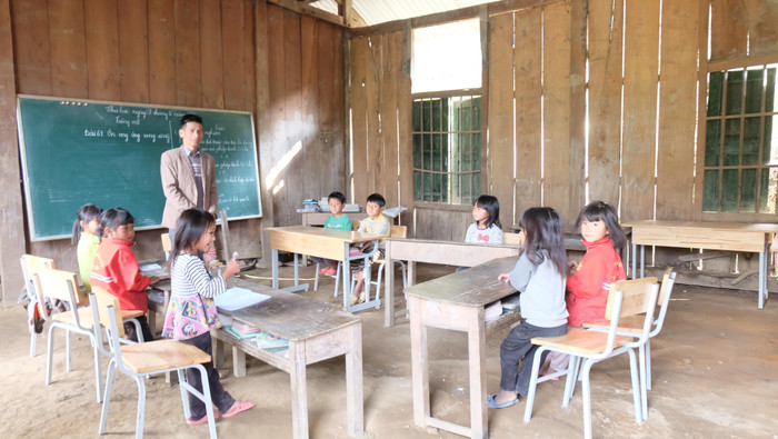 Lớp học xuyên nắng, gió của thầy hợp và đám học trò ở Sín Chải A. Lớp học xuyên nắng, gió của thầy hợp và đám học trò ở Sín Chải A.