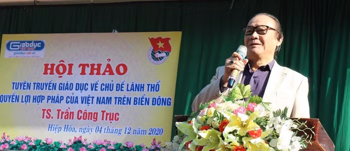 Tiến sĩ Trần Công Trục chia sẻ với học sinh trường Hiệp Hòa số 3. Ảnh: LC