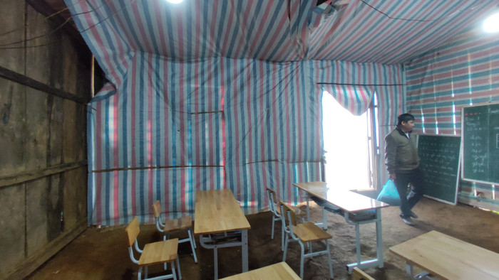 Thầy Nguyễn Văn Tình giới thiệu về lớp học ken bạt, mỗi năm trường phải thay bạt một lần để lớp học được kín gió.