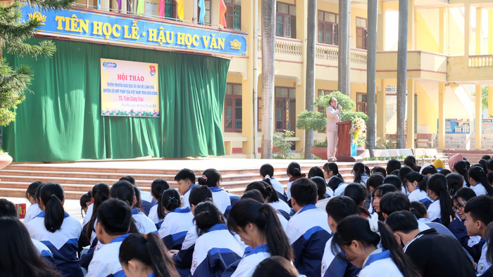 Gần 1000 em học sinh khối sáng của trường Trung học phổ thông Hiệp Hòa số 3 đã tham dự hội thảo, tuyên truyền. Ảnh: LC Gần 1000 em học sinh khối sáng của trường Trung học phổ thông Hiệp Hòa số 3 đã tham dự hội thảo, tuyên truyền. Ảnh: LC