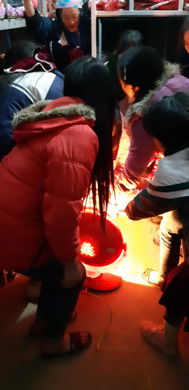 Đèn sưởi ở Sủng Là cho học sinh nữ. Đèn sưởi ở Sủng Là cho học sinh nữ.