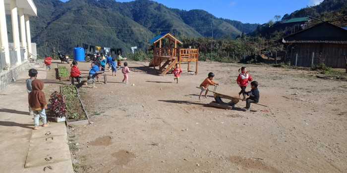 Khi có nắng các thầy tranh thủ cho học sinh sang chơi ké mầm non.