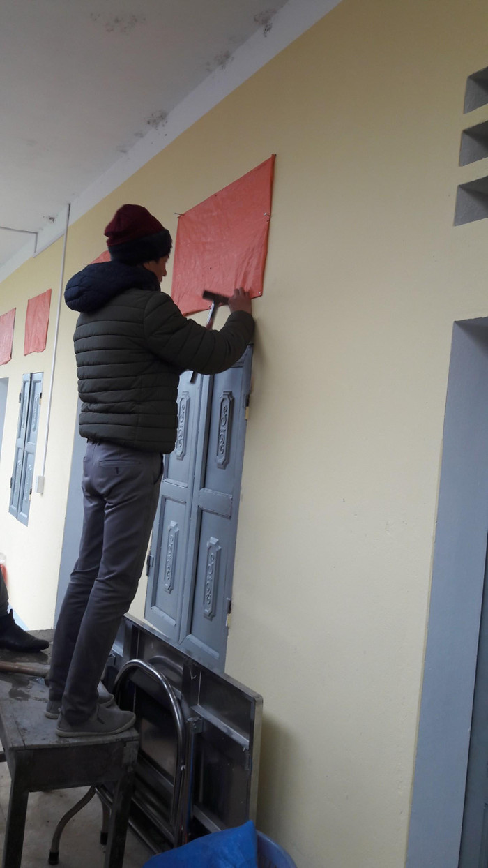 Các thầy cô giáo gia cố lại cho phòng học, phỏng nghỉ kín gió. Các thầy cô giáo gia cố lại cho phòng học, phỏng nghỉ kín gió.