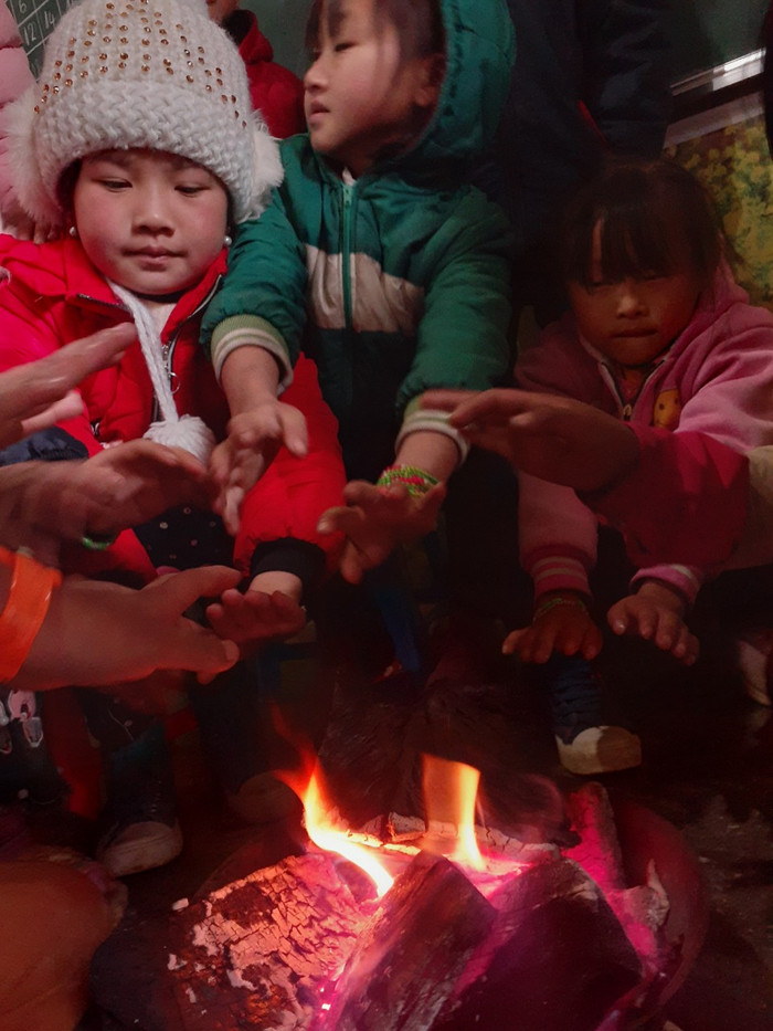 Các em học sinh ở Lũng Táo bên chậu than hồng. Các em học sinh ở Lũng Táo bên chậu than hồng.