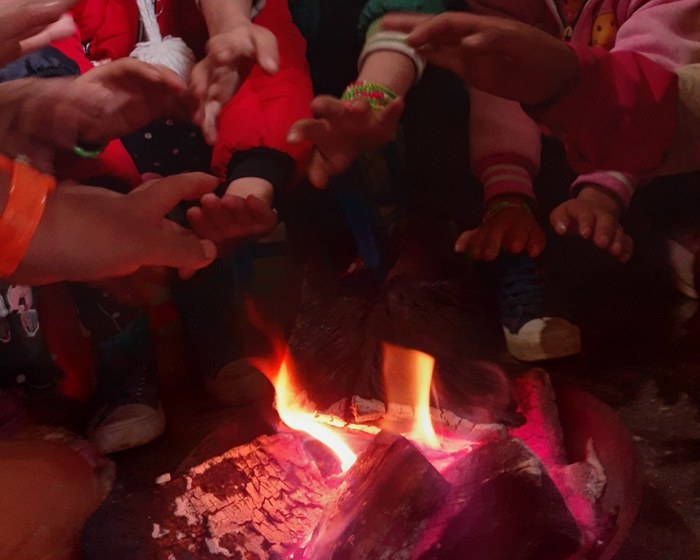 Lớp học trong ánh lửa. Lớp học trong ánh lửa.