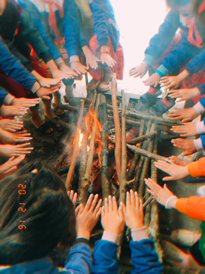 Học sinh Lũng Táo phải học ngay bên bếp than hồng. Học sinh Lũng Táo phải học ngay bên bếp than hồng.