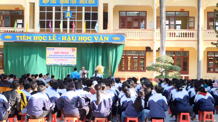 Các khái niệm về pháp lý trên Biển Đông được Tiến sĩ Trần Công Trục giải thích căn kẽ. Ảnh: LC