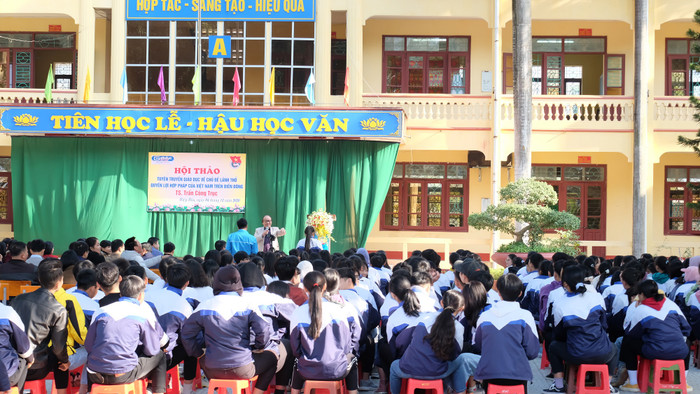 Các khái niệm về pháp lý trên Biển Đông được Tiến sĩ Trần Công Trục giải thích căn kẽ. Ảnh: LC Các khái niệm về pháp lý trên Biển Đông được Tiến sĩ Trần Công Trục giải thích căn kẽ. Ảnh: LC