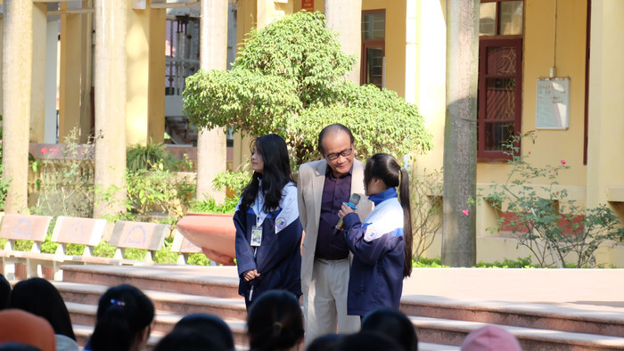 Tiến sĩ Trần Công Trục đã tạo được ấn tượng với các em học sinh bởi sự gần gũi của "Ông Biển Đông". Ảnh: LC Tiến sĩ Trần Công Trục đã tạo được ấn tượng với các em học sinh bởi sự gần gũi của "Ông Biển Đông". Ảnh: LC