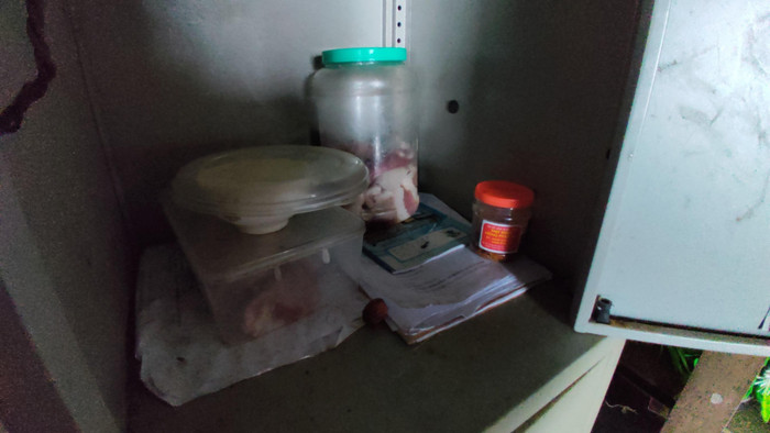 Hộp thịt tích trữ cả tuần của thầy giáo. Hộp thịt tích trữ cả tuần của thầy giáo.