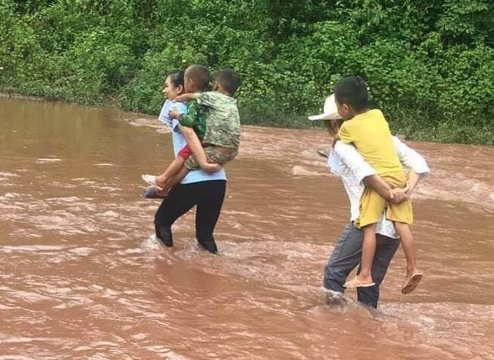 Các bạn nhỏ không đi được các cô phải cõng.