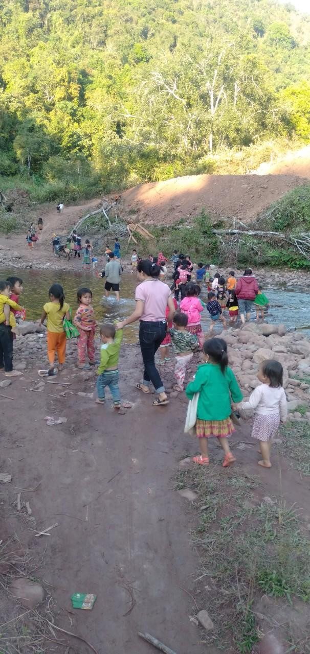 Hết giờ học, buổi hiều, các cô, trò lại tiếp tục đưa nhau sang bên kia bờ để về nhà.