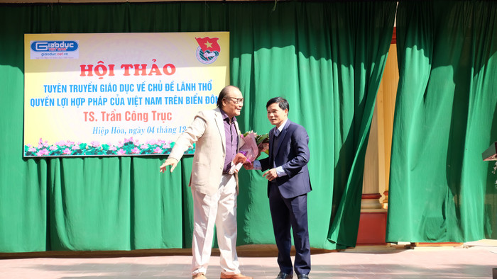 Đại diện nhà trường đã tặng hoa, cảm ơn đoàn. Ảnh: LC Đại diện nhà trường đã tặng hoa, cảm ơn đoàn. Ảnh: LC