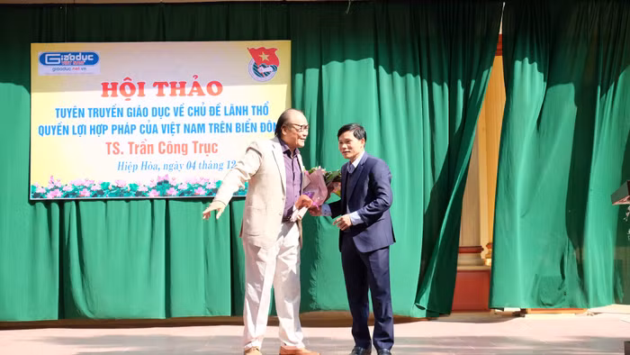 Đại diện nhà trường đã tặng hoa, cảm ơn đoàn. Ảnh: LC