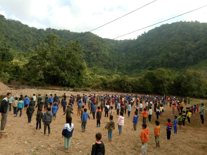 Nằm trên dải đất nhỏ hẹp bên bờ suối, đây là không gian rộng nhất của...cả bản Nậm Ngà.