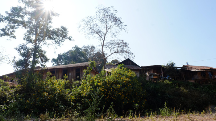 Trên mỏm đồi vẫn là những lớp học tạm được dựng lên từ đầu năm 2000.