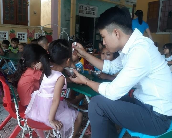 Giáo viên mầm non không chỉ là nhiệm vụ giáo dục mà còn có nhiệm vụ nuôi dưỡng. Ảnh: LC