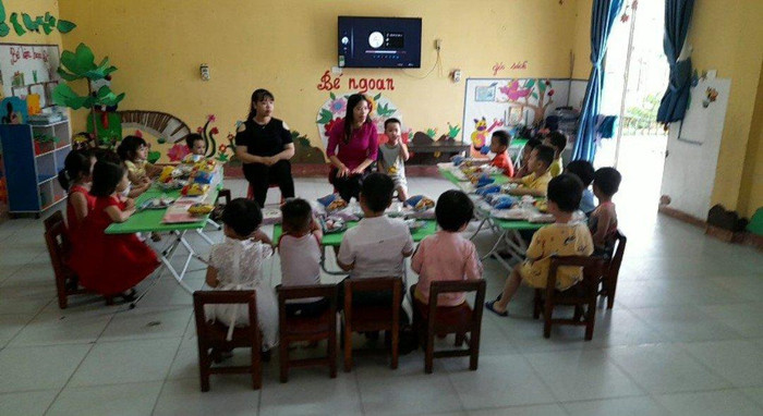 Công việc vất vả, thu nhập thấp, lại chưa được ký hợp đồng mới khiến các cô lo lắng. Ảnh: Nhân vật cung cấp Công việc vất vả, thu nhập thấp, lại chưa được ký hợp đồng mới khiến các cô lo lắng. Ảnh: Nhân vật cung cấp