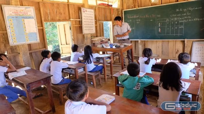 Một giáo viên ở Quảng Trị có thể phải dạy nhiều cấp học. Ảnh minh họa: Một lớp học ở huyện vùng cao Hướng Hóa Một giáo viên ở Quảng Trị có thể phải dạy nhiều cấp học. Ảnh minh họa: Một lớp học ở huyện vùng cao Hướng Hóa