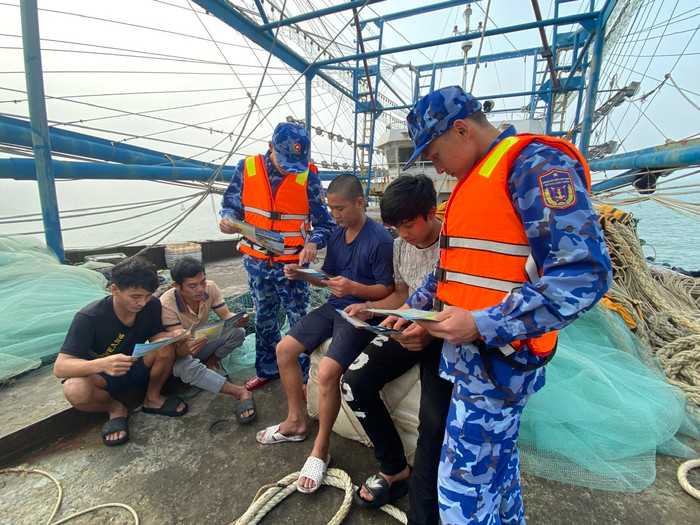 Cán bộ, chiến sĩ tàu Cảnh sát biển 1013 tuyên truyền IUU cho ngư dân Quảng Bình. zalo (2).jpg