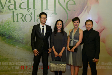 Đạo diễn Đinh Tuấn Vũ - Nghệ sĩ Như Quỳnh - Nghệ sĩ Chiều Xuân - Nhà sản xuất Đỗ Thanh Sơn Đạo diễn Đinh Tuấn Vũ - Nghệ sĩ Như Quỳnh - Nghệ sĩ Chiều Xuân - Nhà sản xuất Đỗ Thanh Sơn