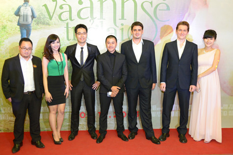 Đạo diễn Đỗ Thanh Sơn (thứ 4) cùng các diễn viên trong bộ phim "Và anh sẽ trở lại" Đạo diễn Đỗ Thanh Sơn (thứ 4) cùng các diễn viên trong bộ phim "Và anh sẽ trở lại"