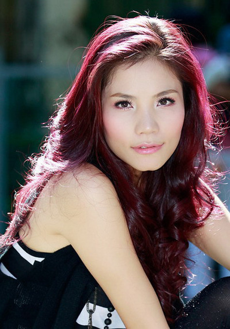 Một vài năm trước Mai Trang sở hữu gương mặt với gò má cao và chiếc cằm khá vuông Một vài năm trước Mai Trang sở hữu gương mặt với gò má cao và chiếc cằm khá vuông