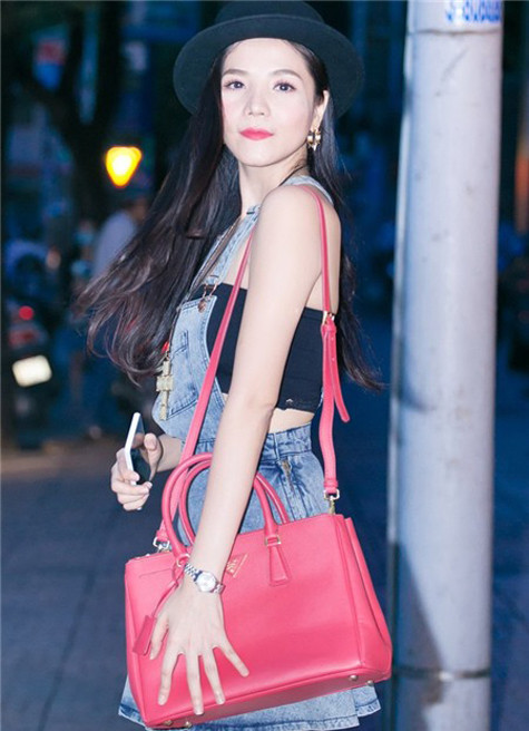 Chiếc cằm trở nên dài và nhọn Chiếc cằm trở nên dài và nhọn