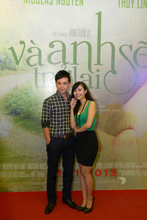 "... Chúng tôi để ngỏ cho nhau những cánh cửa để có thể tìm hiểu nhau sâu sắc hơn, đó là chuyện tự nhiên mà, phải không? Người ta bảo không có lửa làm sao có khói, nhưng thực tế thì chúng tôi vẫn chưa “nhóm lửa”, MC Thùy Linh cho biết. "... Chúng tôi để ngỏ cho nhau những cánh cửa để có thể tìm hiểu nhau sâu sắc hơn, đó là chuyện tự nhiên mà, phải không? Người ta bảo không có lửa làm sao có khói, nhưng thực tế thì chúng tôi vẫn chưa “nhóm lửa”, MC Thùy Linh cho biết.