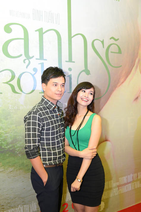 MC Danh Tùng đến chia vui cùng đồng nghiệp và anh vui vẻ chụp ảnh cùng Thùy Linh MC Danh Tùng đến chia vui cùng đồng nghiệp và anh vui vẻ chụp ảnh cùng Thùy Linh