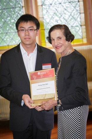 Bạn Bùi Trung Hiếu - học sinh IDP Việt Nam nhận giải thưởng cho những thành tích đóng góp tích cực trong các hoạt động của trường năm 2013. Bạn Bùi Trung Hiếu - học sinh IDP Việt Nam nhận giải thưởng cho những thành tích đóng góp tích cực trong các hoạt động của trường năm 2013.