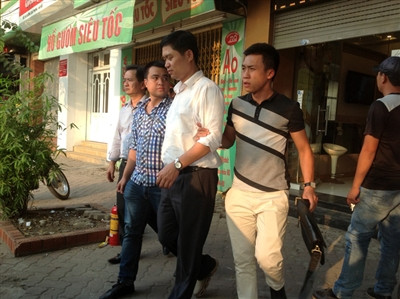 Bác sĩ Nguyễn Mạnh Tường bị bắt. Ảnh Tiền Phong
