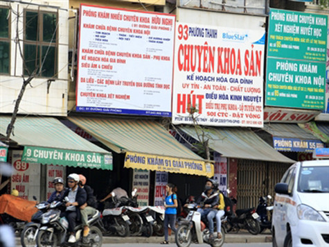 Phòng khám tư mọc lên san sát. Ảnh Tiền Phong