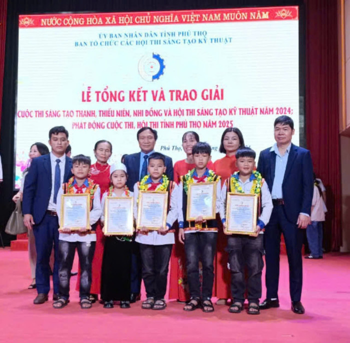 Thầy và trò Trường Tiểu học Kiệt Sơn tại Lễ Tổng kết và Trao giải cuộc thi sáng tạo thanh, thiếu niên, nhi đồng và hội thi sáng tạo kỹ thuật năm 2024; phát động cuộc thi, hội thi tỉnh Phú Thọ năm 2025. Ảnh: NVCC zalo_1629680673040922.jpg