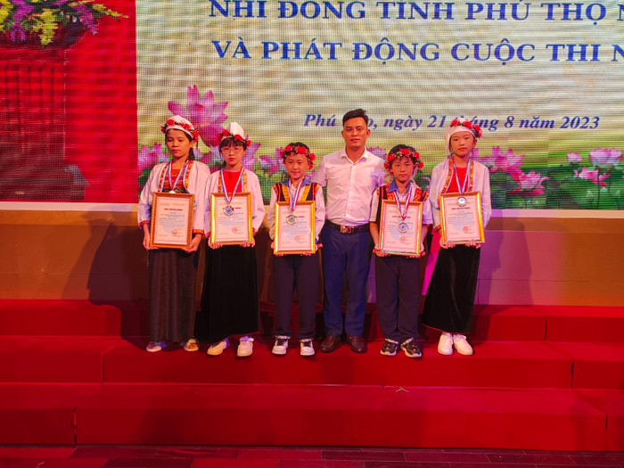 Thầy Nguyễn Tiến Thành cùng học sinh. 65ab55434b260cd90e5211a70f8e625d.jpg