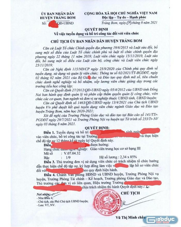 Một quyết định tuyển dụng và bố trí công tác của giáo viên được tuyển đợt này tại huyện Trảng Bom. Ảnh: Hữu Đức