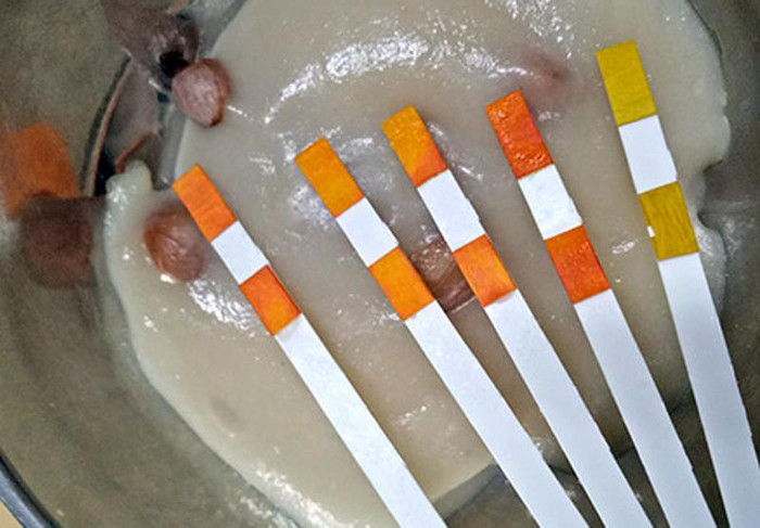 Mẫu thử bánh đúc tẩm hàn the bị lực lượng chức năng phát hiện. (Ảnh: T.M) Mẫu thử bánh đúc tẩm hàn the bị lực lượng chức năng phát hiện. (Ảnh: T.M)