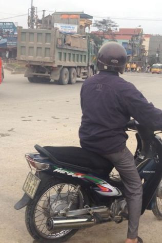 Những chiếc xe hổ vồ này vô tư vượt qua cầu cấm, trước sự ngỡ ngàng của người dân. (Ảnh: Duy Phong) Những chiếc xe hổ vồ này vô tư vượt qua cầu cấm, trước sự ngỡ ngàng của người dân. (Ảnh: Duy Phong)