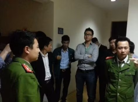 Tối 17/3/2015, một nhóm người tự xưng là nhân viên Ngân hàng TMCP Việt Nam Thịnh Vượng (VPBank) ập đến căn phòng 1401, Tòa nhà 17T2, phố Hoàng Đạo Thúy, phường Trung Hòa (Cầu Giấy, Hà Nội) thực hiện việc "siết nợ".