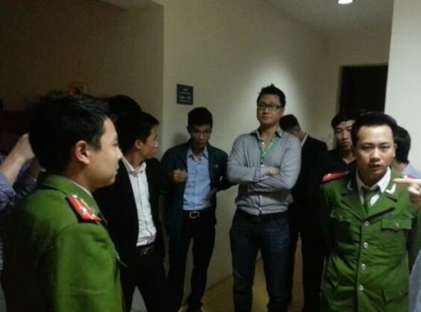 Tối 17/3/2015, một nhóm người tự xưng là nhân viên Ngân hàng TMCP Việt Nam Thịnh Vượng (VPBank) ập đến căn phòng 1401, Tòa nhà 17T2, phố Hoàng Đạo Thúy, phường Trung Hòa (Cầu Giấy, Hà Nội) thực hiện việc "siết nợ". Tối 17/3/2015, một nhóm người tự xưng là nhân viên Ngân hàng TMCP Việt Nam Thịnh Vượng (VPBank) ập đến căn phòng 1401, Tòa nhà 17T2, phố Hoàng Đạo Thúy, phường Trung Hòa (Cầu Giấy, Hà Nội) thực hiện việc "siết nợ".