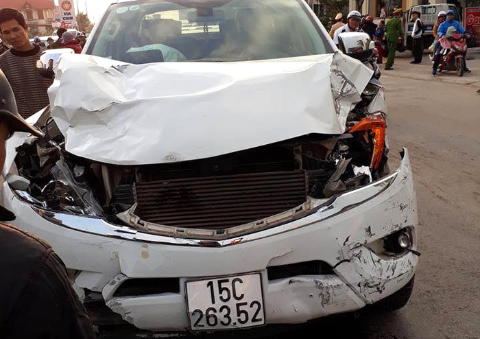 Lật xe khách chở công nhân về Tết, hai người chết, 11 người bị thương ảnh 2