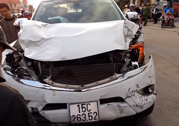 Lật xe khách chở công nhân về Tết, hai người chết, 11 người bị thương ảnh 2