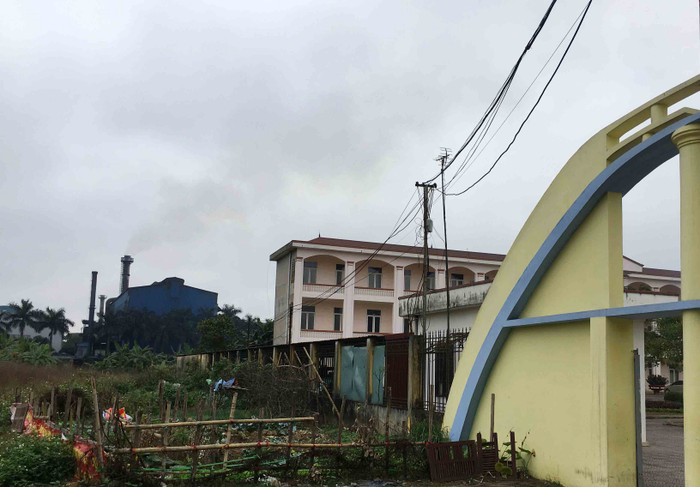 Ống khói lò luyện thép gây ô nhiễm chỉ cách trường học chừng hơn 100m